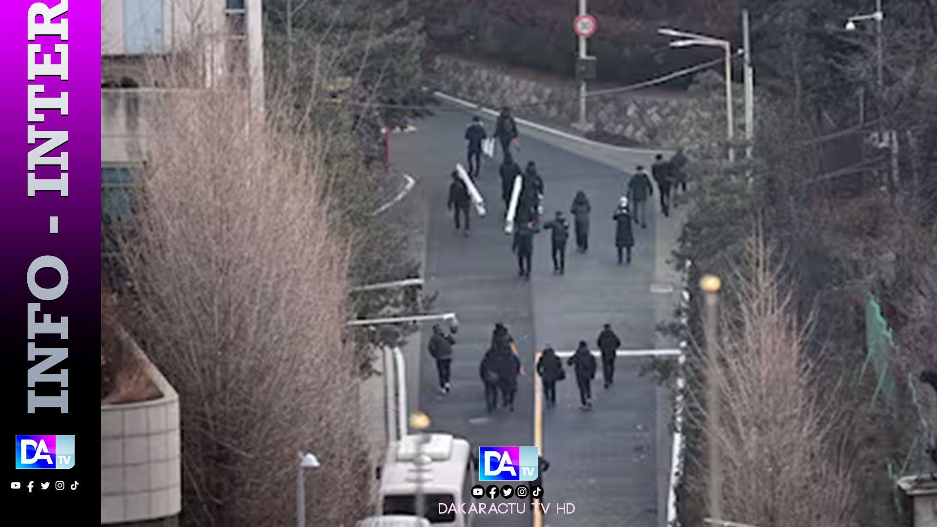 Corée du Sud: les enquêteurs entrent chez le président pour l'arrêter, en montant sur des "échelles", selon l'agence Yonhap