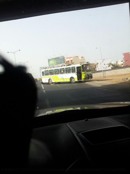 Route de l’Aéroport : Ce bus (Images) roule en sens inverse et bloque l’accès à l’échangeur de Ouest foire