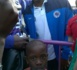 L'attaquant sénégalais Souleymane Camara pose avec les sénégalais et autres fans après le match Toulouse-Montpellier