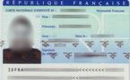 Un candidat exhibe la copie de la carte d'identité française de Karim Wade.