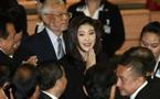 Yingluck Shinawatra, soeur de Thaksin, devient Premier ministre.