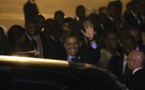 Arrivée de Obama à l’Aéroport LSS : Le matos de la presse livré aux chiens renifleurs