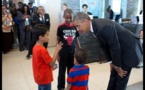 Barack Obama avec des enfants au Radisson Blu à Dakar