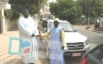 Moustapha Mbaye montrant son véhicule offert par un homme mystérieux à Serigne Bass Khadim Awa Ba Mbacké