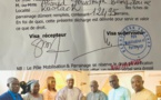 Législatives à Kaolack : Ahmed Youssouf Bengelloune remet au délégué régional Moustapha Niasse un lot de 12.495 parrains.