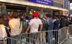 Foot/C1: des supporters attendent d'entrer au Stade de France