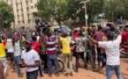 Burkina: putschistes et manifestants se dirigent vers la télévision nationale