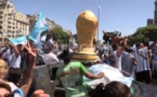 Mondial: les supporters argentins chantent et jouent de la musique à Buenos Aires avant la finale