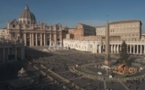 Images de la place Saint-Pierre après l'annonce de la mort de l'ancien pape Benoît XVI