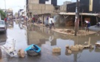 VIDÉO : Emporté par les eaux, cet homme est sauvé par les habitants du quartier 