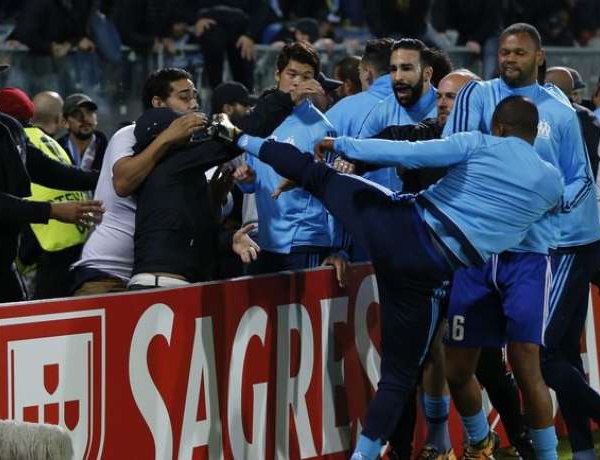 Les joueurs volent au secours de Patrice Evra