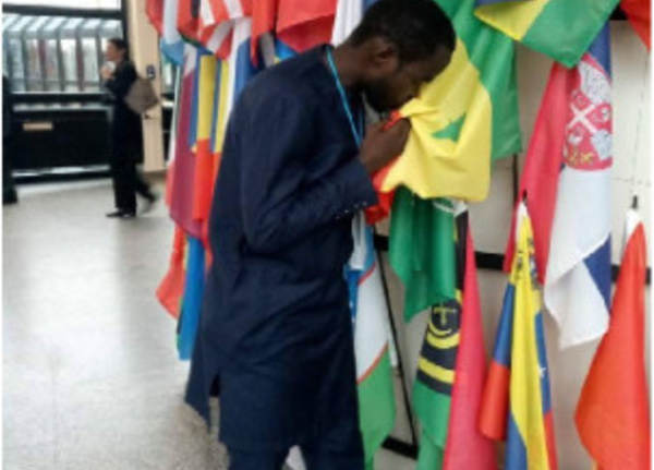 Amour de la Patrie : Quand Babacar Ba du Forum du Justiciable s’incline devant le drapeau national