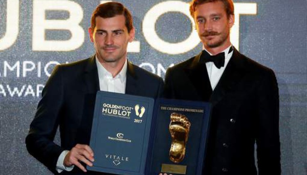 Iker Casillas reçoit le Golden Foot Award 2017