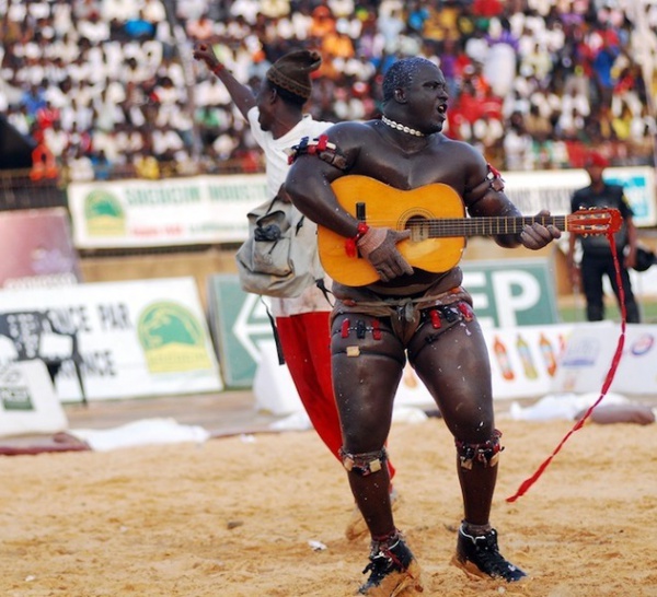 Que fait Ness avec sa guitare ?