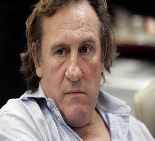 Gérard Depardieu urine devant les passagers d'un avion !