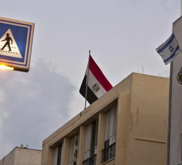 Le Caire: le drapeau égyptien hissé par un manifestant à l'ambassade d'Israël