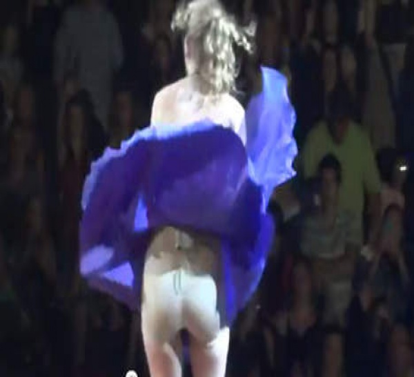 Taylor Swift dévoile sa culotte sur scène: "Pas de stress!" (vidéo)