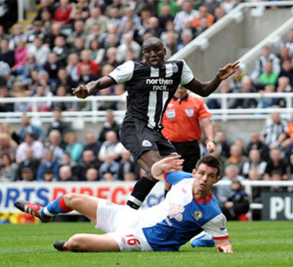 Demba Ba entre doublement dans l’histoire de Newcastle