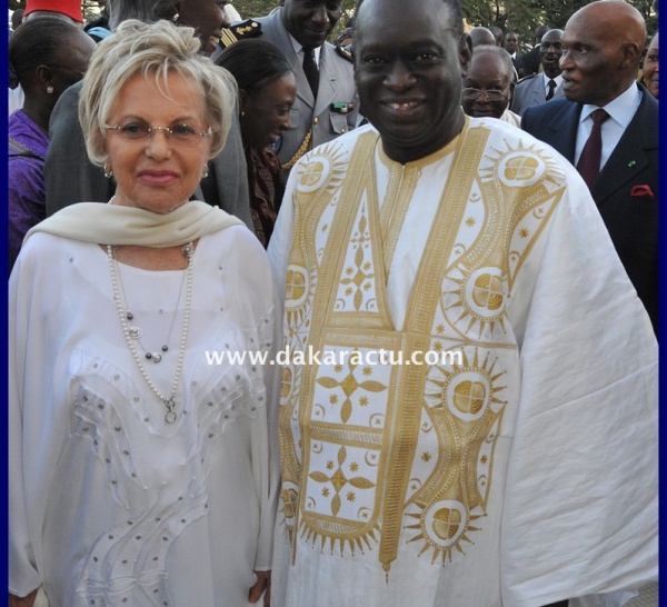 Me El hadj Diouf très content de prendre une pose avec l'ex première Dame Mme Viviane Wade