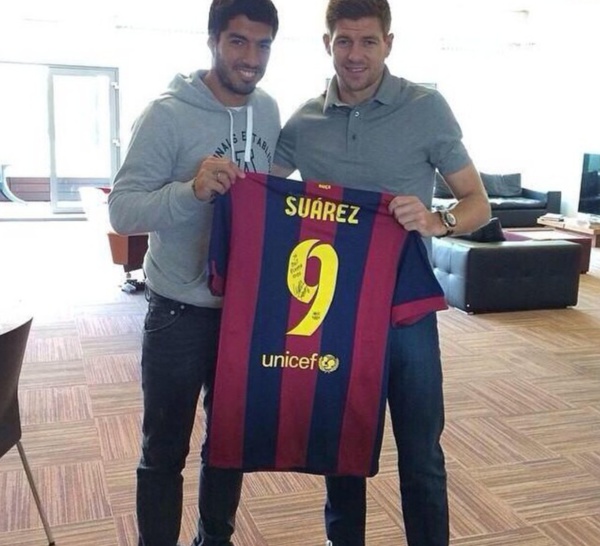 Luis Suarez offre son nouveau maillot dédicacé à son ancien capitaine Steven Gerrard