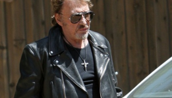 Johnny Hallyday : malgré la tristesse d'avoir perdu l'un de ses plus proches amis, il dévoile son nouveau single "Regarde-nous" !