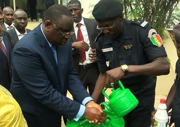 Prévention : le président de la République Macky Sall se lave les mains avant la levée des couleurs