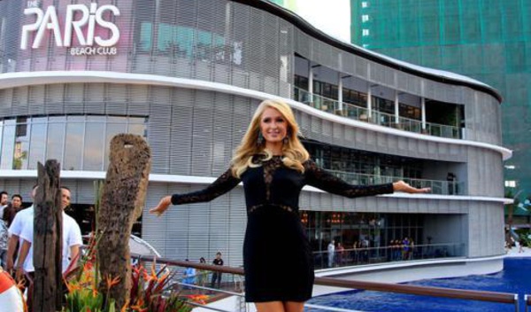 Paris Hilton: elle bosse enfin