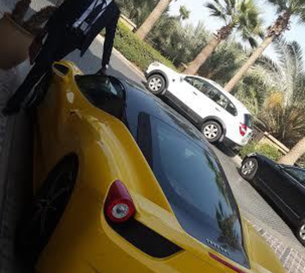 Le journaliste Johnson Mbengue descend d'une Ferrari d'un de ses amis dubaiotes.