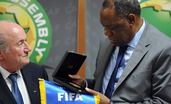 "Blatter est l'homme de la situation", selon Hayatou