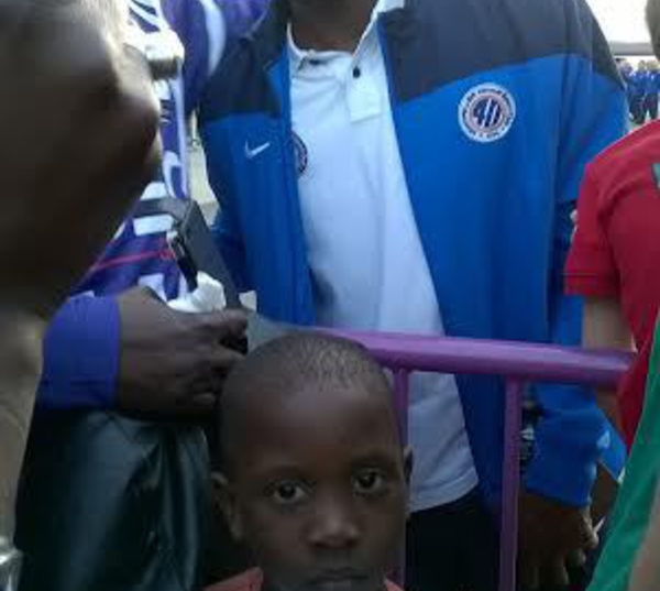 L'attaquant sénégalais Souleymane Camara pose avec les sénégalais et autres fans après le match Toulouse-Montpellier