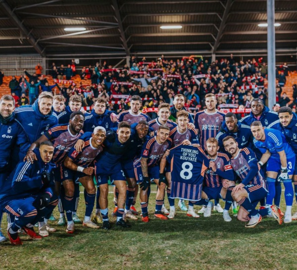 FA CUP : Nottingham Forest rend hommage à Cheikhou Kouyaté endeuillé