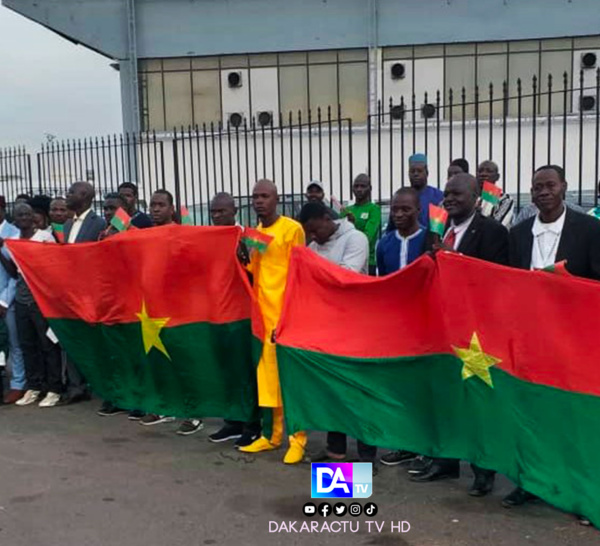 Burkina : Des manifestants devant l’ambassade du Sénégal à Ouagadougou s’indignent de « l’ingérence » de la COSEDDH