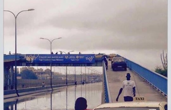 Une photo qui montre bien qu’il n’y avait pas seulement que des Taxis sur la passerelle piétonne