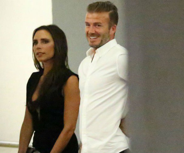 Photos : Victoria Beckham sexy en robe ultra-décolletée pour dîner avec David et des amis !