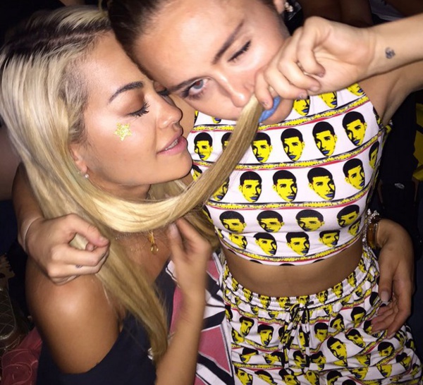 MILEY CYRUS ET RITA ORA S'ÉCLATENT À LOS ANGELES!