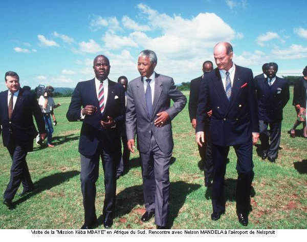 SOUVENIR : Kéba Mbaye en compagnie de Nelson Mandela lors de la visite de la "Mission Keba Mbaye" en Afrique Du Sud