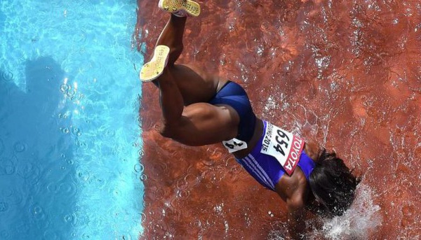 La grosse chute d’une athlète dans la fosse remplie d’eau aux Mondiaux d’Athlétisme !