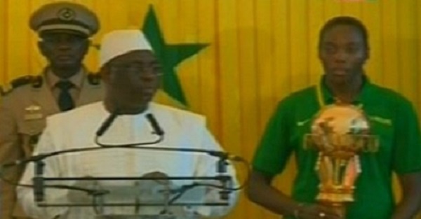 Macky Sall appelle les Lionnes du basketball à être "conquérantes" aux JO 2016