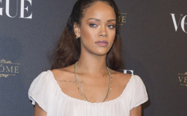 Rihanna : en chemise de nuit pour sortir en soirée !