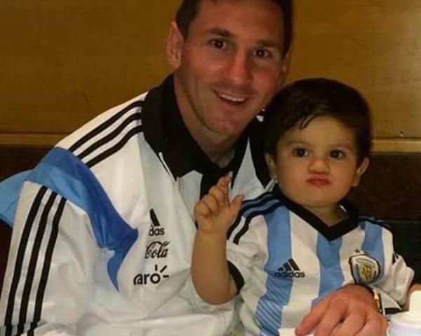 Instant mignon : Lionel Messi à table, son fils dans ses bras