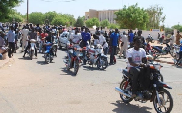 Kaolack / Grogne des conducteurs de moto taxi : Des pneus brûlés et des pancartes contenant des photos du leader Sonko détruites